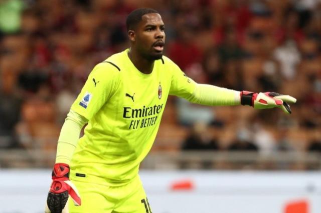 奇异果体育官方网站-迈尼昂封神后伤遁 AC米兰门将的“双保险”够不够？