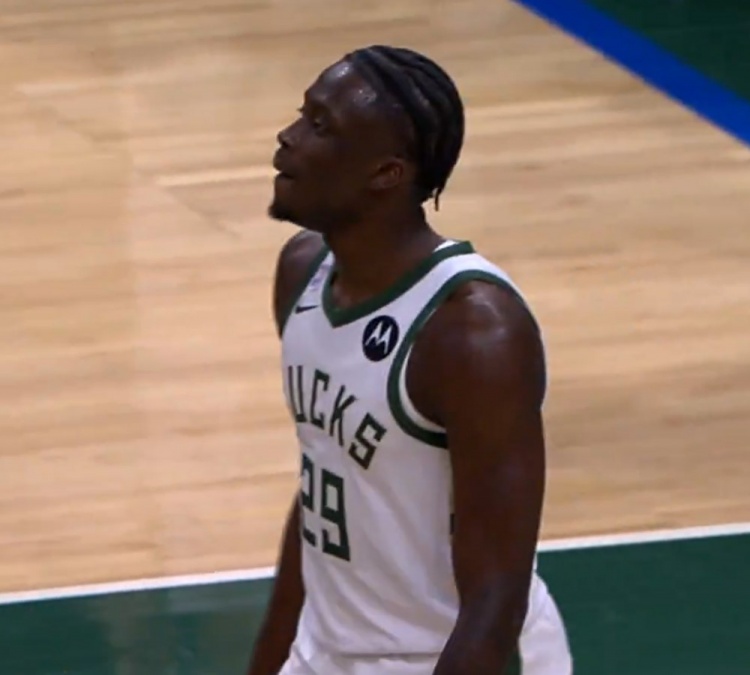 奇异果体育app-字母弟雄鹿首秀!老里:字母哥抓着我手 说自己很紧张&手都出汗了